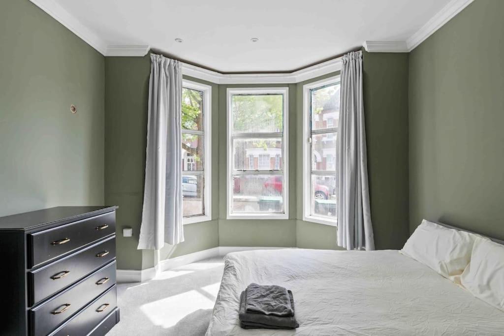 Modern 3 Bed Apartment In Tottenham London Exterior foto